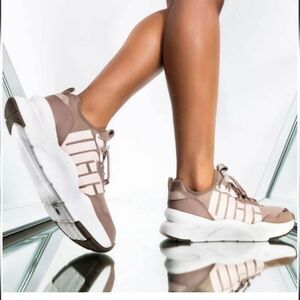 BRAND NEW UGG AUSTRALIA CASUAL STYLE STREET LOW-TOP SNEAKERS S2